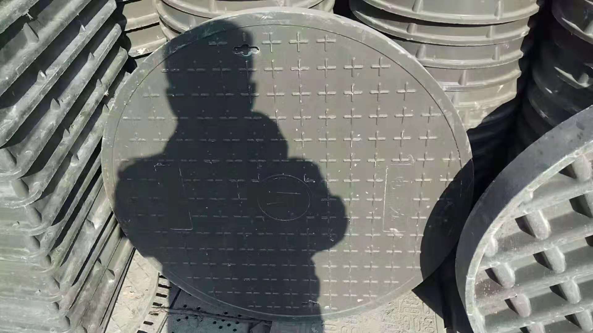  復(fù)合井蓋出現(xiàn)問題應(yīng)該怎樣解決？